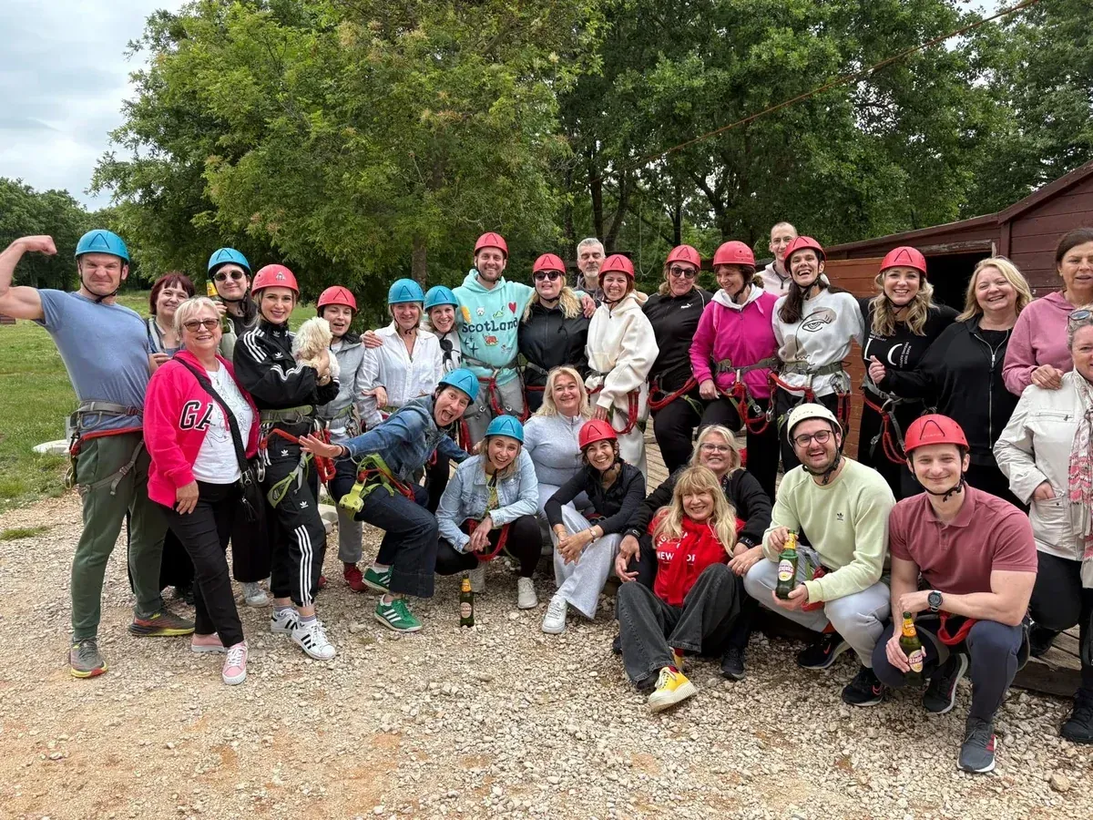 Korporativna team building grupa u avanturističkom parku Glavani