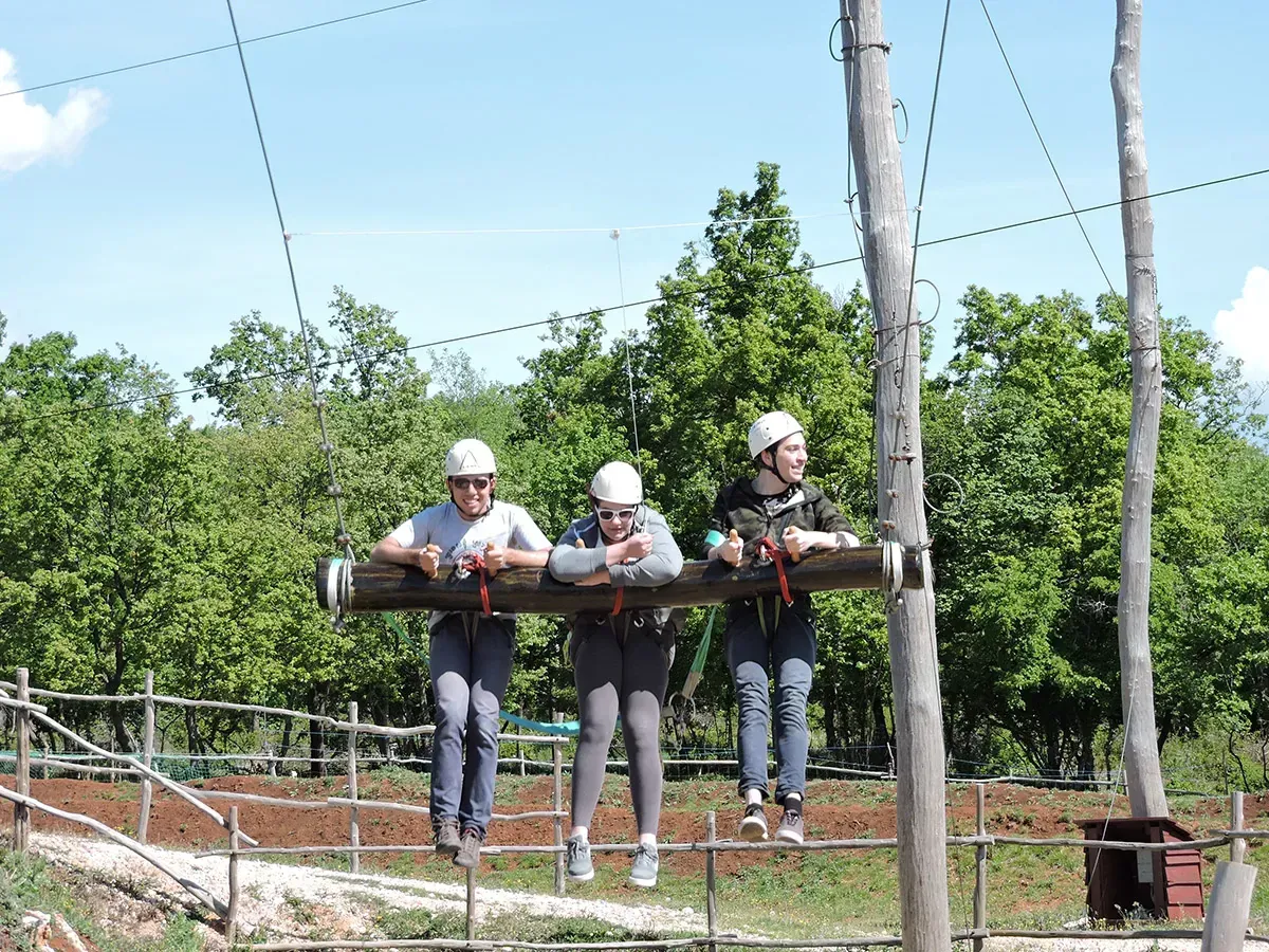 Gost na visokoj ljuljački 12,5 m iznad šume u Glavani Parku, Istria