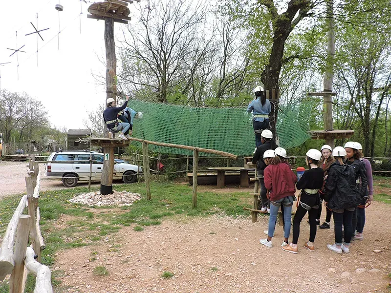 Gost prelazi prepreku ravnoteže na trening ruti u Glavani Parku, Istria