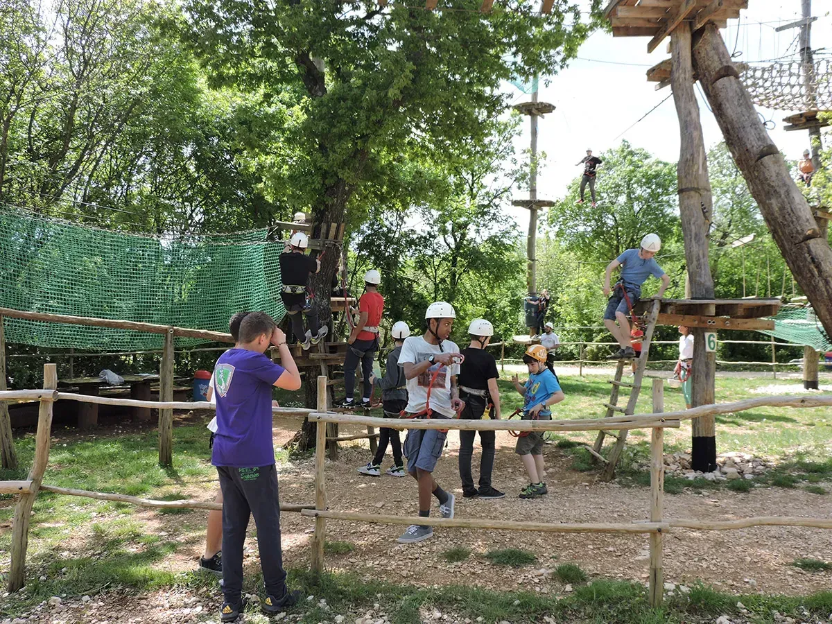 Obitelj na mostovima od užadi na žutoj trening ruti u Glavani Parku, Istria