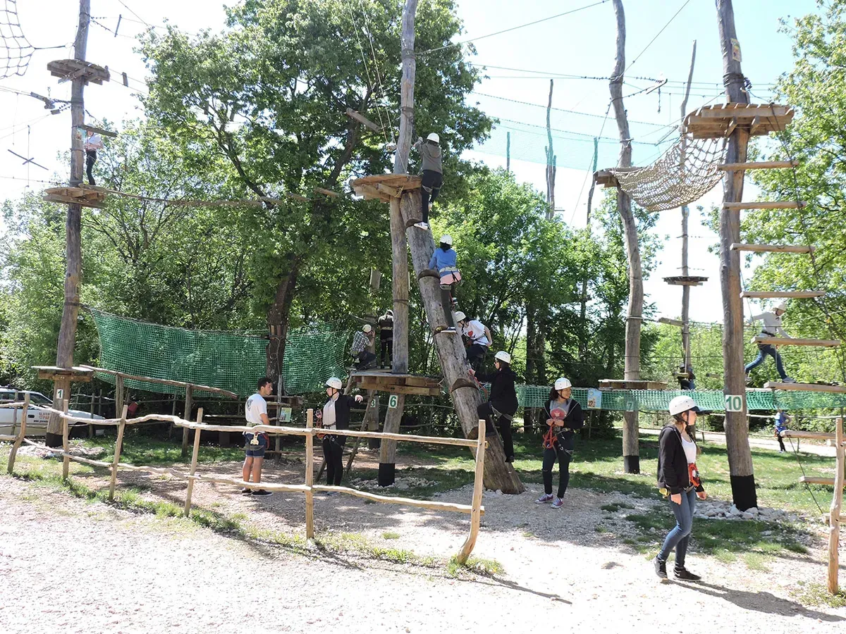 Djeca na trening ruti visokih staza u Glavani Parku, Istria