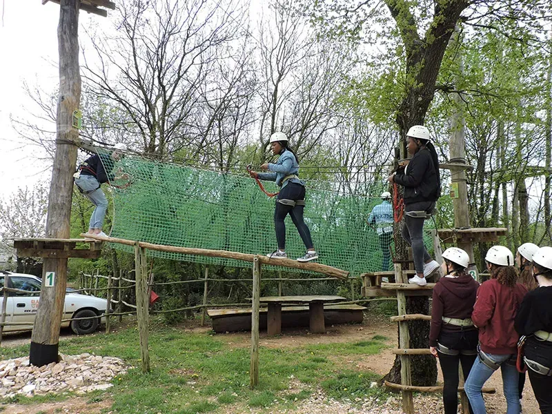 Instruktor vodi goste na žutoj trening ruti u Glavani Parku, Istria