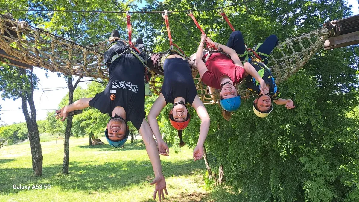 Obitelj na trening ruti u krošnjama u Glavani Parku, Istria