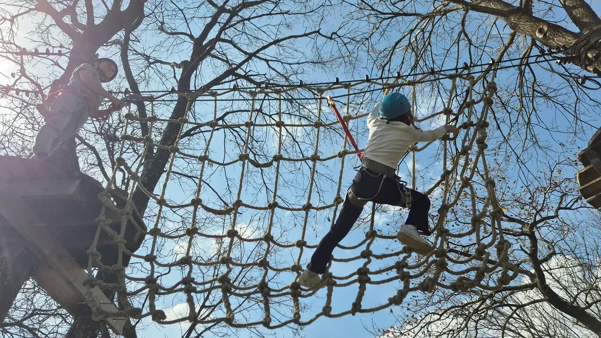 Gost na žutoj trening ruti u krošnjama u Glavani Parku, Istria