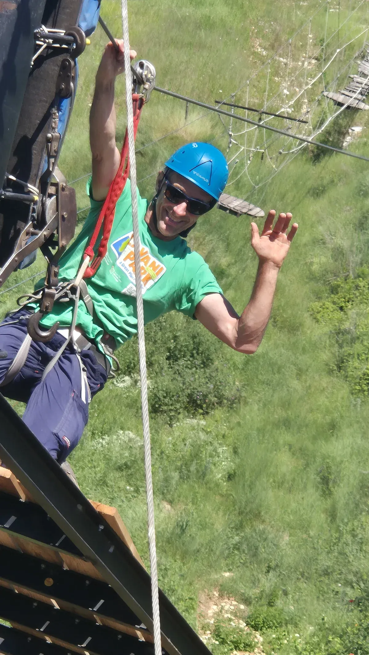 Instruktor na velikoj zipline iznad šume u Glavani Parku, Istria